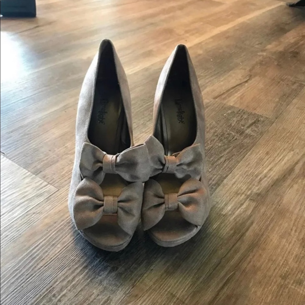 Tan bow heels
